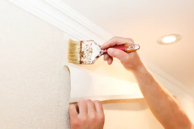 Pose de papier peint à Loisia — revêtements muraux et toiles de verre
